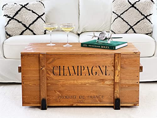 Uncle Joe´s Truhe Champagne Couchtisch mit Stauraum - Truhe mit Deckel, Wohnzimmertisch aus Massivholz in Nussbaum Braun, Vintage Möbel im Shabby Chic Landhausstil, 55T x 98B x 46H cm