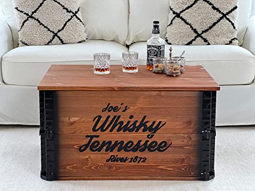 Uncle Joe´s Truhe Whisky Couchtisch mit Stauraum, Truhentisch mit Deckel, Vintage Möbel Shabby Chic aus Massivholz, Holzkiste Beistelltisch, Wohnzimmer-Tisch in Nussbaum Braun, 55T x 80B x 44H cm