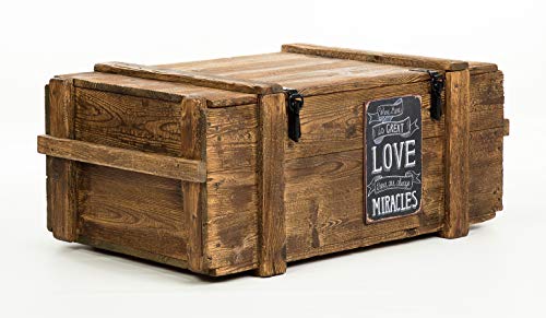 Kaffeetisch Holztruhe Holzkiste Shabby chic Tisch Truhe Kiste mit Vintage Blechschield Love Miracles Breite: 104 cm Höhe: 44 cm Tiefe: 64 cm